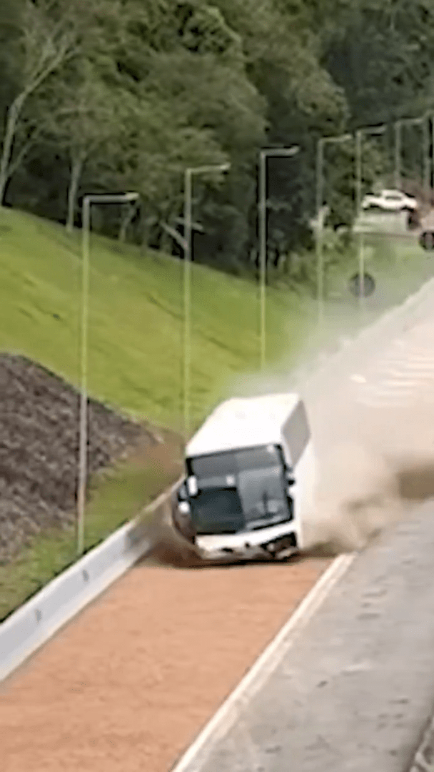 巴士衝入避險車道。（X平台）