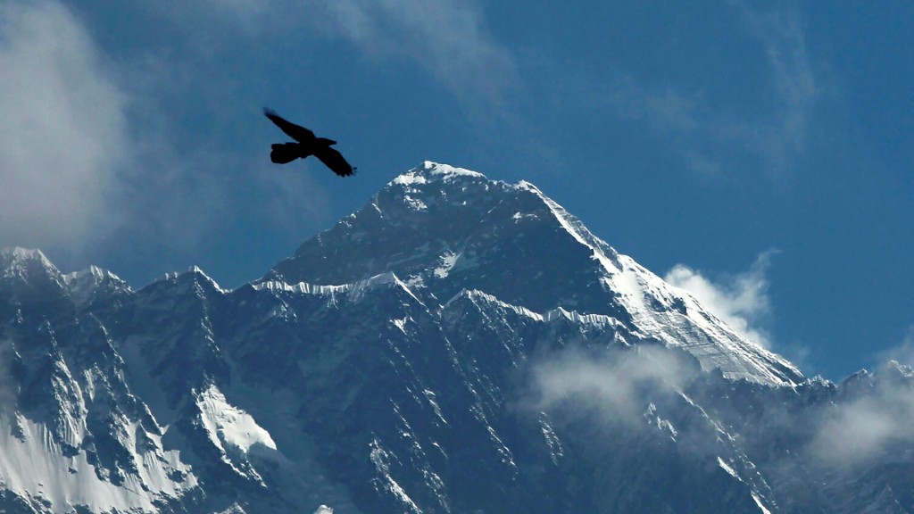 直升机在珠穆朗玛峰附近失踪。美联社