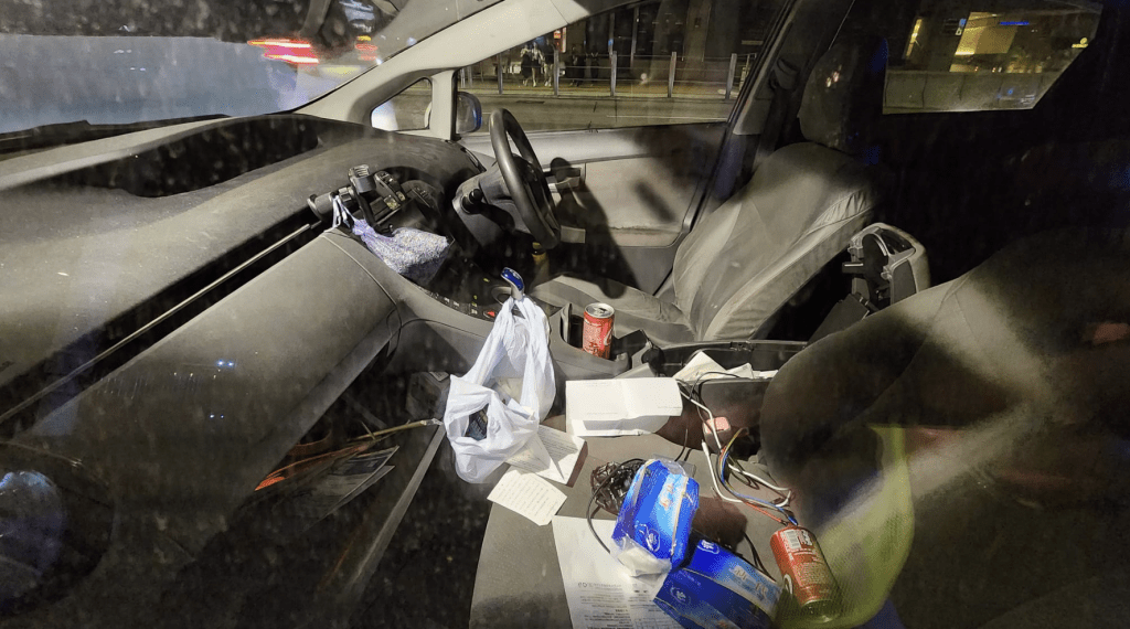 車內一片凌亂。黎志偉攝 車內一片凌亂。黎志偉攝
