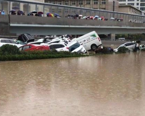 隴海路與京廣路南隧道附近有多輛車泡在水中。
