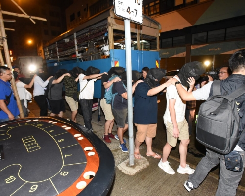 行動共拘捕12名男子。