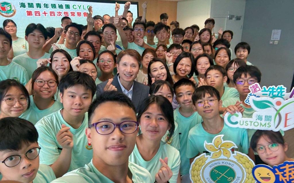 海關青年領袖團團員參與由中國香港演說總會創會會長黃穎君主講的《正向思維講座》，海關副關長(管制及執法)胡偉軍亦到場，分享保持正向心態的心得。香港海關FB圖片