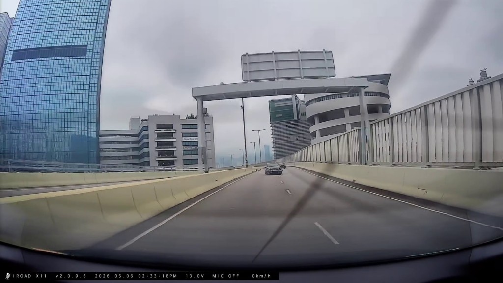 豐田私家車繼續橫衝直撞,甚至在路上失控「S字型」亂舞。fb「車cam L(香港群組)」TrustworthyLizard7713片段截圖 豐田私家車繼續橫衝直撞,甚至在路上失控「S字型」亂舞。fb「車cam L(香港群組)」TrustworthyLizard7713片段截圖