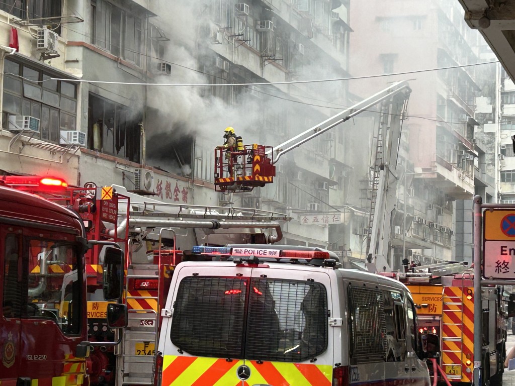消防升起雲梯灌救。曾志恒攝