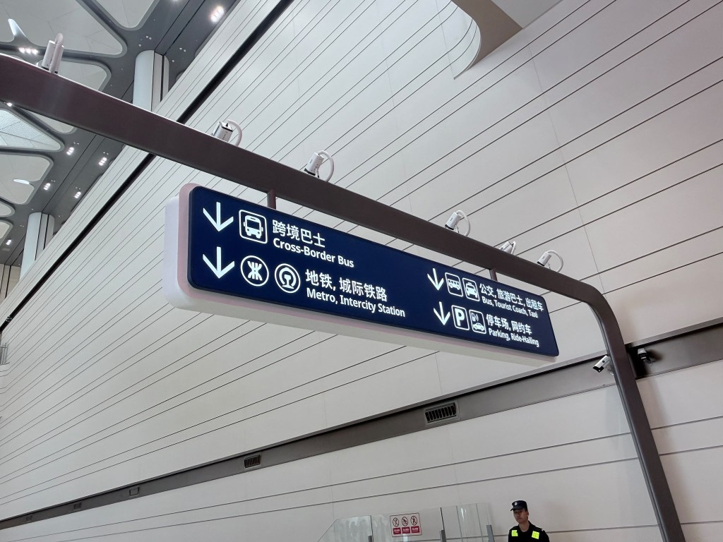 記者實測新皇崗口岸過關。 記者實測新皇崗口岸過關。