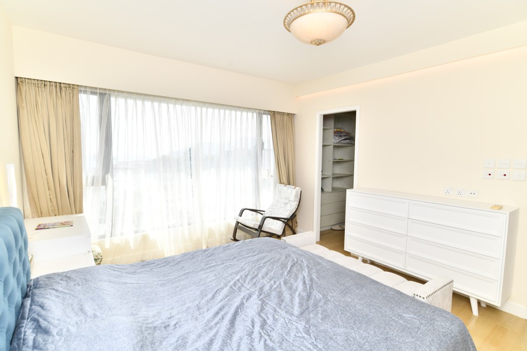 套房設有闊窗，引入大量自然光綫。