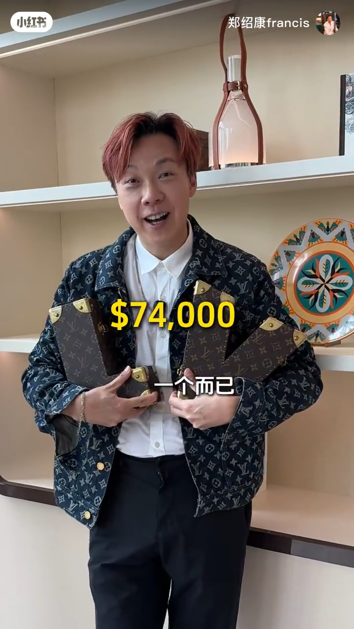 鄭紹康介紹場中各個展品。 鄭紹康介紹場中各個展品。