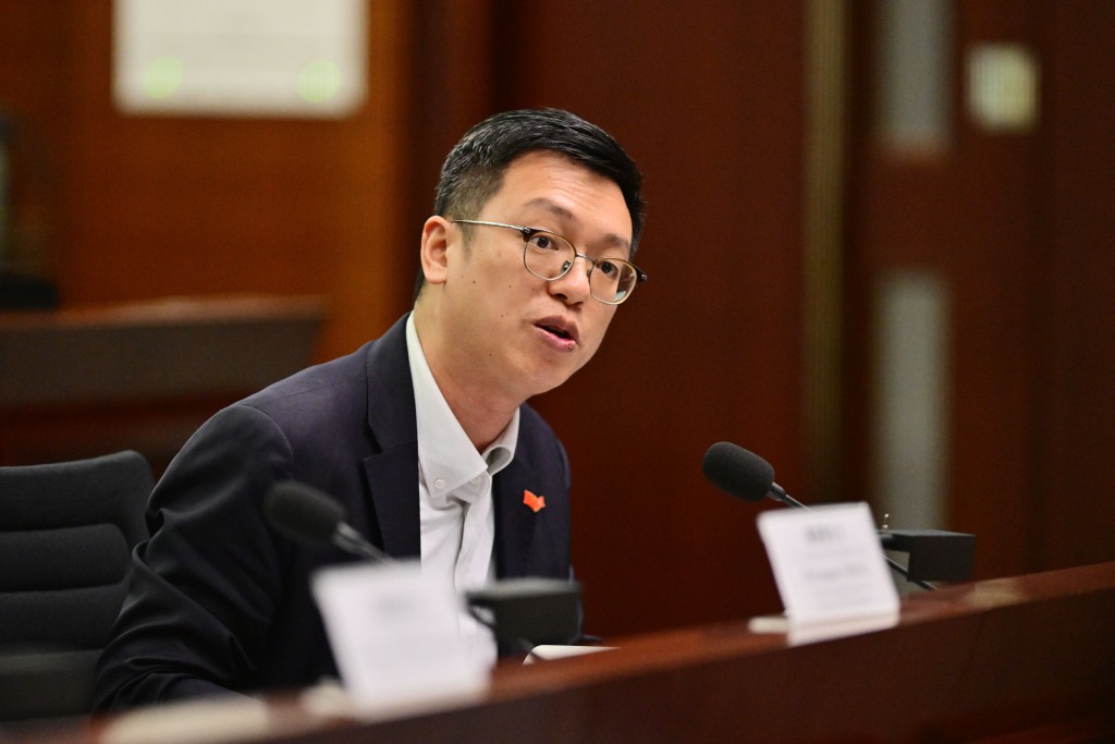 署理勞工及福利局局長何啟明。