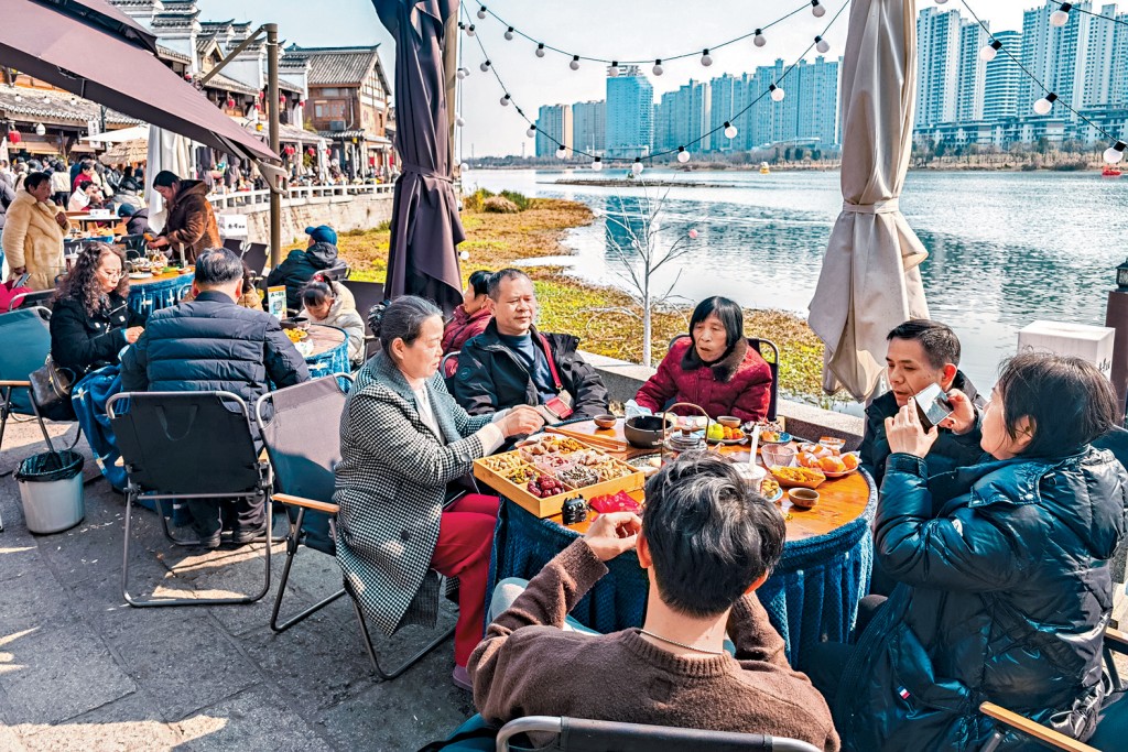 內地社交媒體湧現「縣城物價高於一線城市」的熱議，不少回鄉年輕人慨歎，在老家花錢竟比廣州、深圳更「肉赤」。