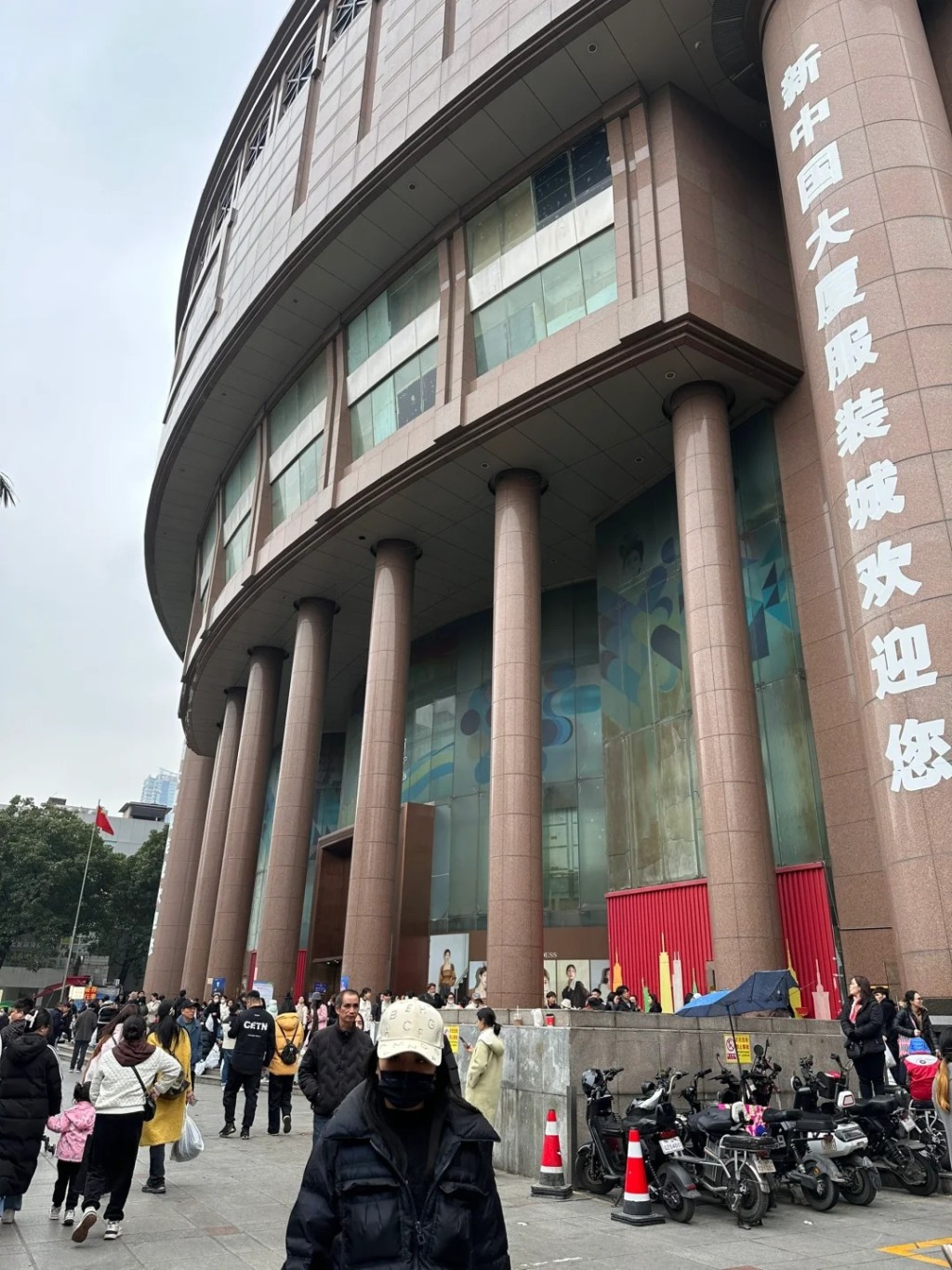 广州十三行位于新中国大厦。