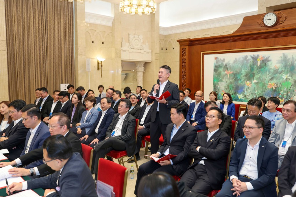 中央港澳工作辦公室主任、國務院港澳事務辦公室主任夏寶龍與香港特區立法會議員國家事務研修班全體學員座談交流。 中央港澳工作辦公室主任、國務院港澳事務辦公室主任夏寶龍與香港特區立法會議員國家事務研修班全體學員座談交流。