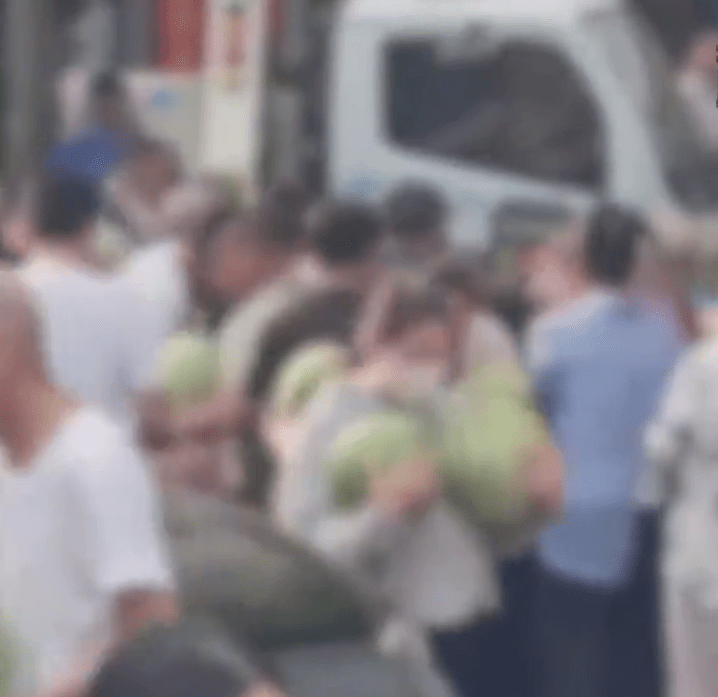 攤販版執法者帶走後,民眾哄搶遺留的西瓜。 攤販版執法者帶走後,民眾哄搶遺留的西瓜。