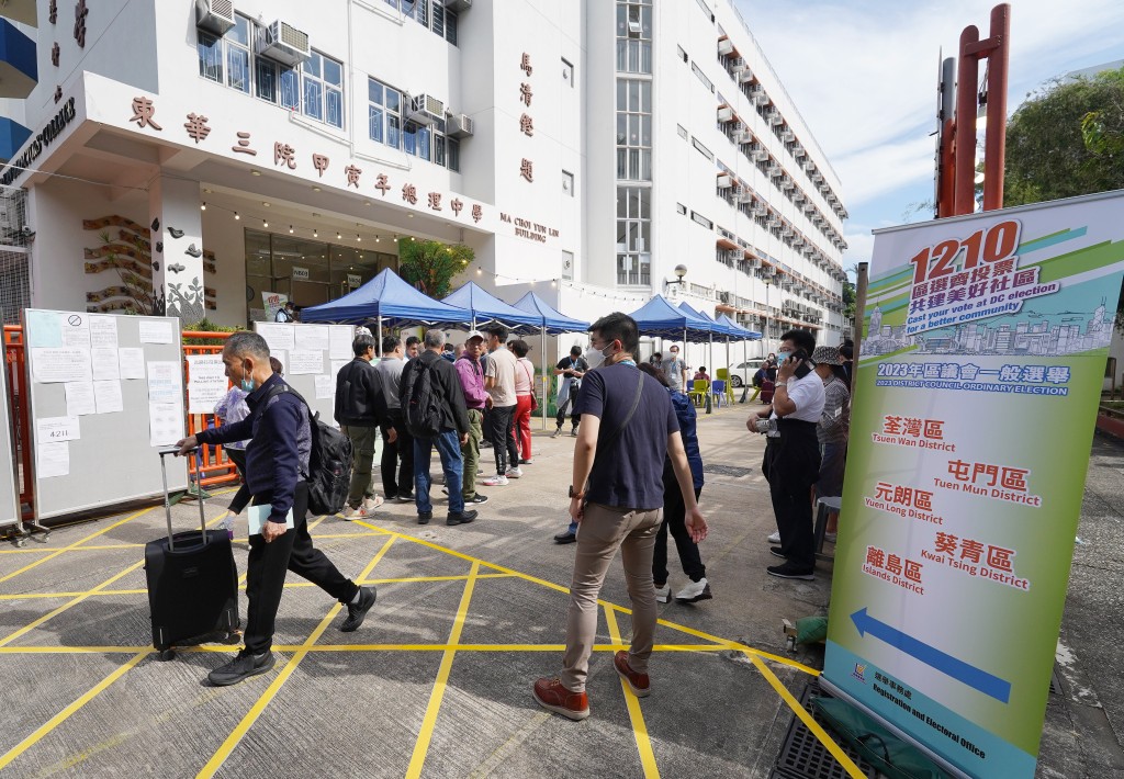 去年完善選制後的首場區選，政府在上水設立兩個「鄰近邊境投票站」便利在內地港人投票。資料圖片