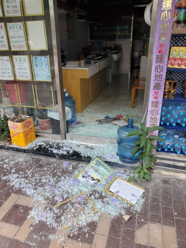 現場玻璃碎片四散一地。梁國峰攝