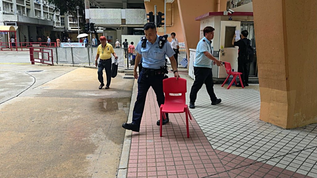 警方檢走一些涉案物件。 警方檢走一些涉案物件。