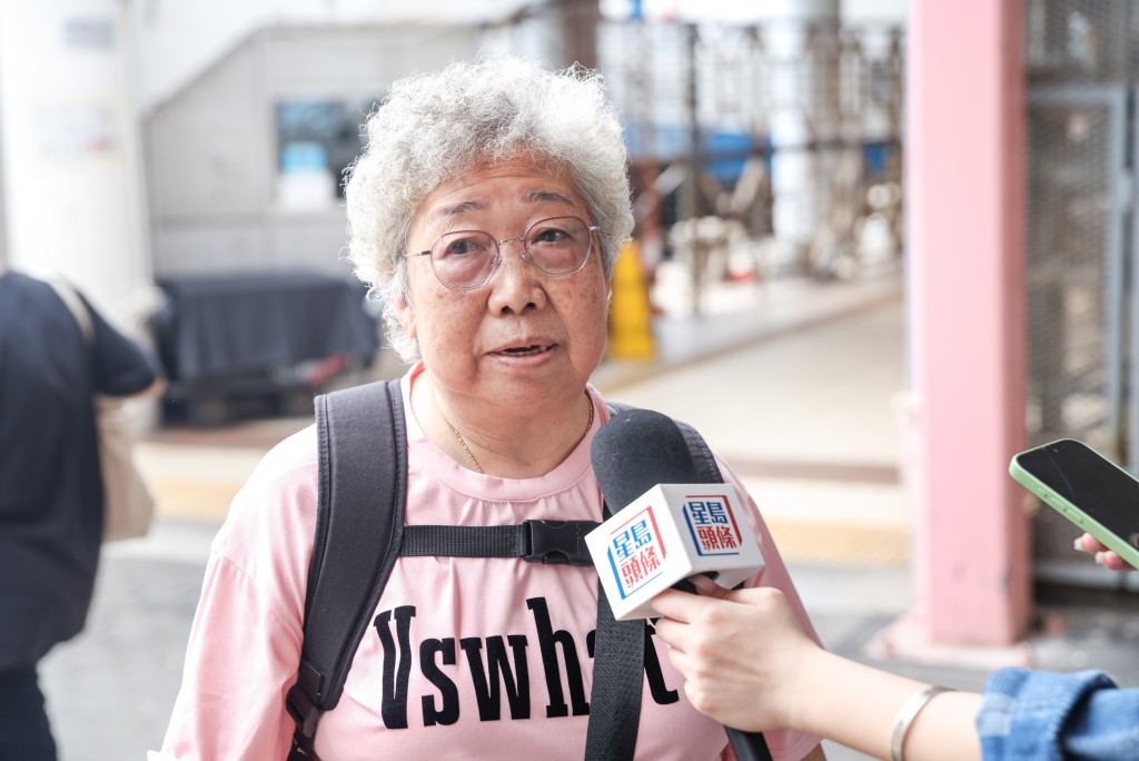 77歲的姚太指長洲「樣樣都貴晒」，因要出市區買餸，必須坐船出行，惟有硬食加幅。