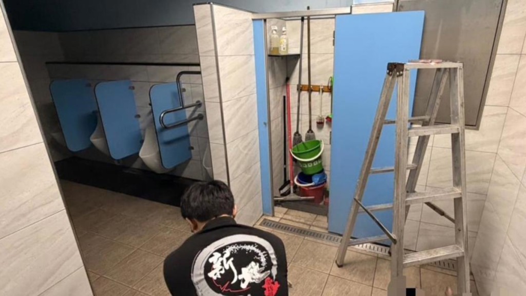 台灣新北一小學校工疑為維修漏水水喉，爬梯意外墮地身亡。中時新聞網