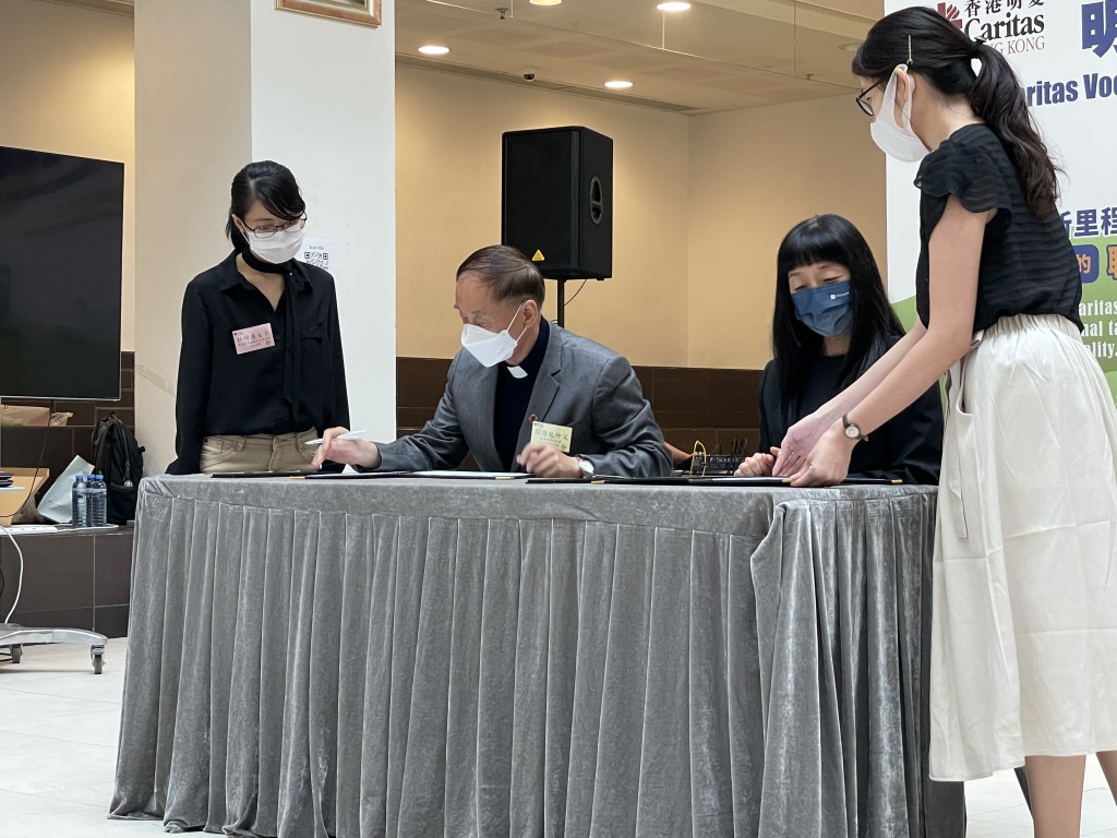 香港明愛總裁兼教育服務部長閻德龍神父（左）及 Microsoft 香港及澳門區總經理陳珊珊（右）女士簽署合作備忘錄。