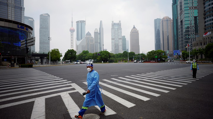 上海於4、5月間因疫情封城，對經濟造成沉重打擊。路透社資料圖片
