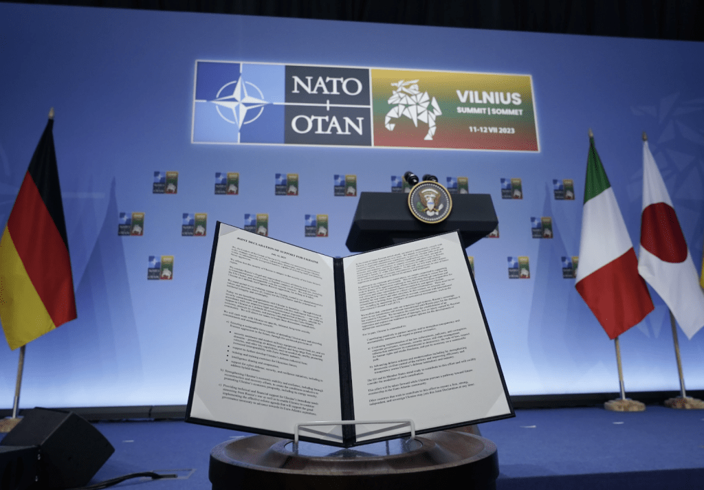 七国集团在北约峰会上发表声明，承诺协助乌克兰建立现代化军事防御系统。美联社