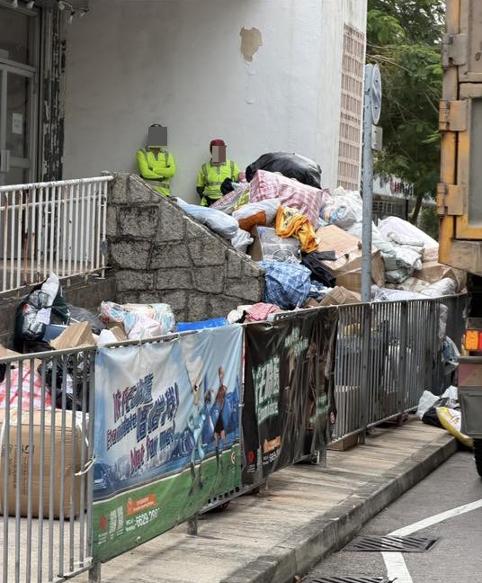 有網民指工人將堆積在大元社區會堂的物資丟棄。 有網民指工人將堆積在大元社區會堂的物資丟棄。