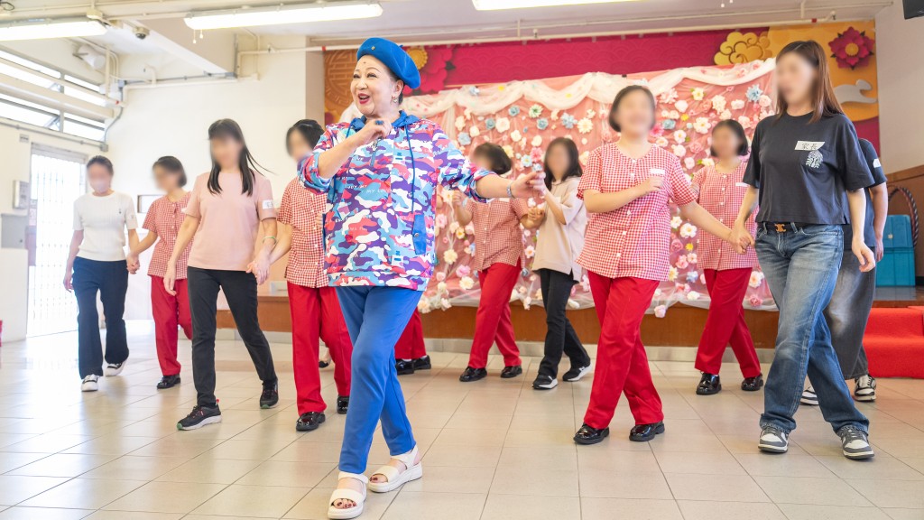 青少年在囚人士和母親一起跟薛家燕學習「十字步」舞步。懲教署圖片