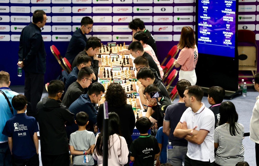 Dragon Chilling（左方）所到之处总吸引棋迷在旁观战。徐嘉华摄