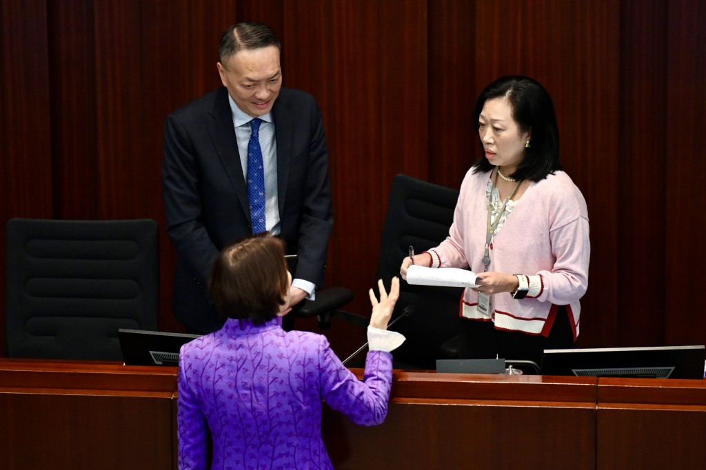 吳永嘉及秘書處職員安撫梁美芬。 吳永嘉及秘書處職員安撫梁美芬。
