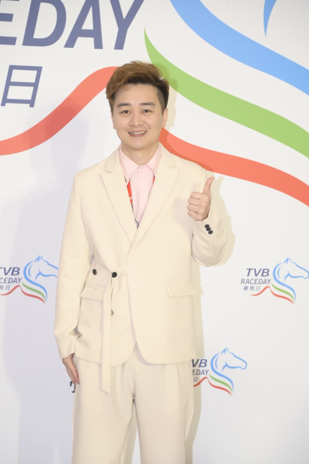 譚輝智直言拍拖時會準備禮物，婚後不太重視情人節，太太會自己揀禮物。