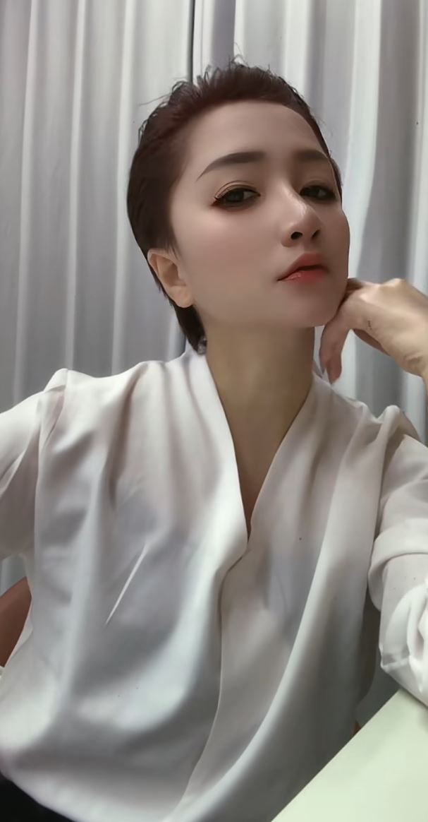 内地女博主“哈尼小微”早前因感染恙虫病不幸去世。抖音@哈尼小微