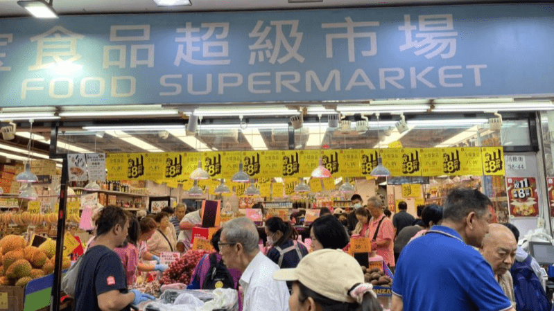 双十一︱京东佳宝八折促销 全港门市大排长龙 逾7万大闸蟹被抢光