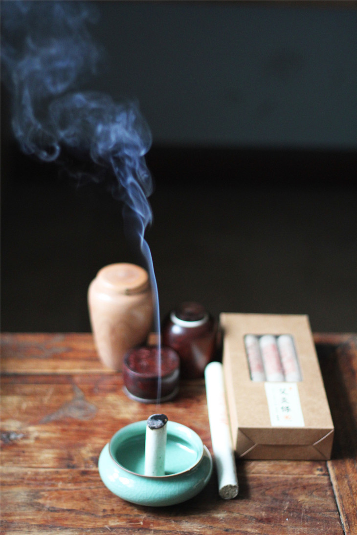 以艾條薰蒸家居,有殺菌驅病的效果。 以艾條薰蒸家居,有殺菌驅病的效果。