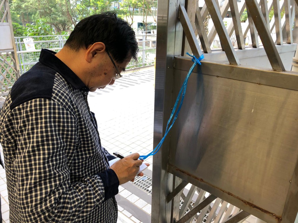 興東邨商場保安附近加設簽到簿,同時亦加派人手巡邏。