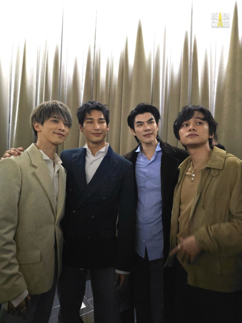 Mile及Apo再與橫濱流星(左一)及北村匠海(右一)影相。 Mile及Apo再與橫濱流星(左一)及北村匠海(右一)影相。