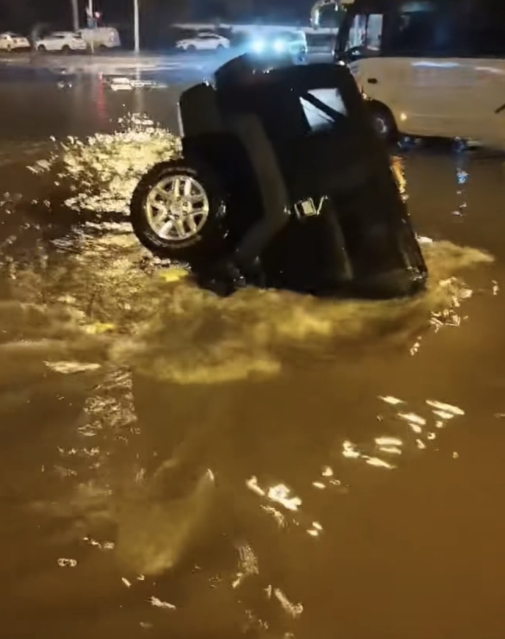 呼和浩特路面塌陷私家車墜入坑中。北疆新聞