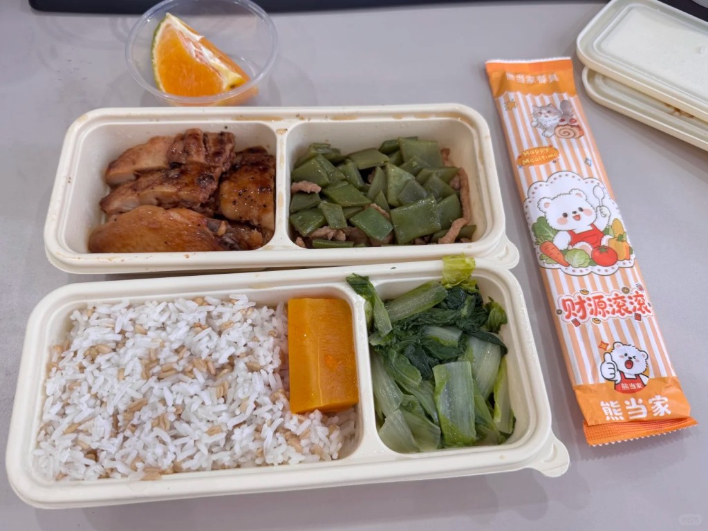 深圳食店传单内夹¥5现金，商家称回馈打工仔获网民赞“不搞虚招”。小红书