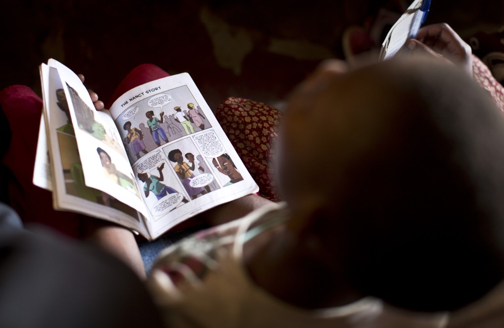 非洲兒童閱讀從愛滋病毒預防課程中拿到的教育書藉。 美聯社
