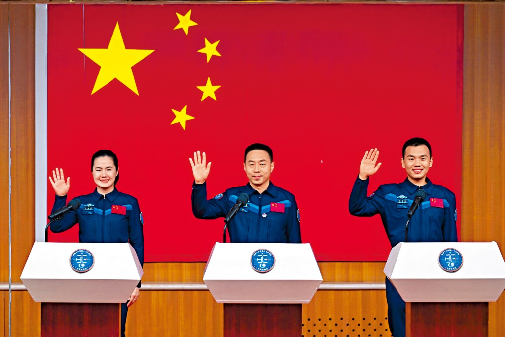 神舟19號太空人蔡旭哲(中)、宋令東(右)、王浩澤(左)集體亮相。