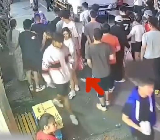 孟先生助警察成功拘捕小偷後，默默離開。內蒙古晨報