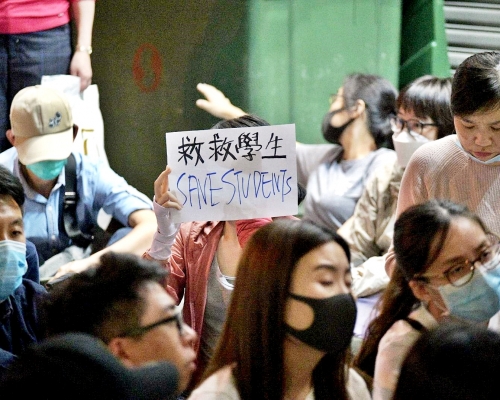 大批家長尖東等候被困子女。