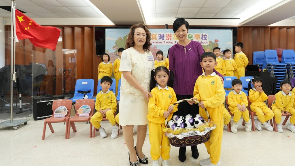 何永贤今早到筲箕湾崇真幼儿学校，很高兴看到学校透过多元化的活动，培养幼儿爱国情怀。何永贤fb