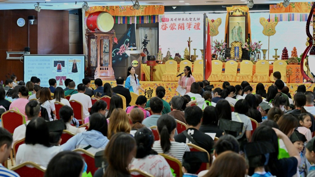 約150名準小一學童,身穿傳統儒家服飾,參與禮拜孔子、硃砂點痣等儀式。 約150名準小一學童,身穿傳統儒家服飾,參與禮拜孔子、硃砂點痣等儀式。