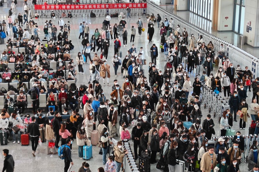 杭州客运段挤满出行的旅客。