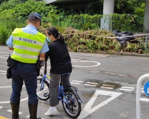 警方在大埔區內打擊單車違例及向市民派發教育宣傳單張。 警方圖片