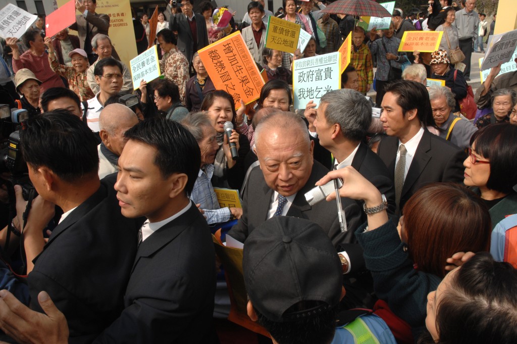 董建華在任內雖面對巨大政治摩擦與不公平抨擊，但對事不對人，不會因為與他人政見不同而不和。資料圖片