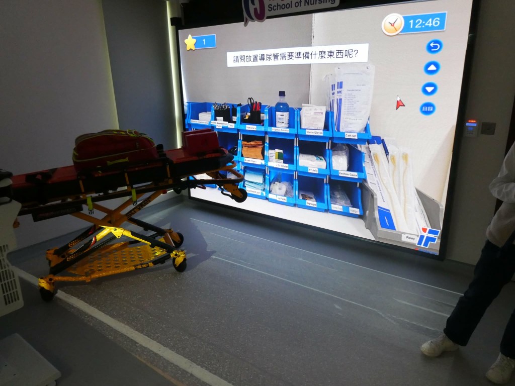 学院近年增购多款设备协助教学，包括「iWall互动训练墙」。