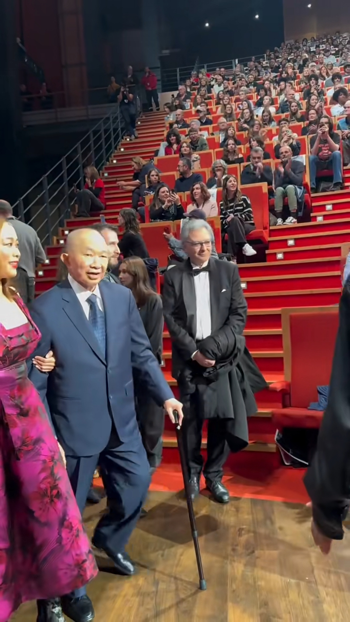 另一場同為吳宇森出席Festival Lumière活動現場影片亦在網上流出,吳宇森在女兒攙扶下出場。 另一場同為吳宇森出席Festival Lumière活動現場影片亦在網上流出,吳宇森在女兒攙扶下出場。