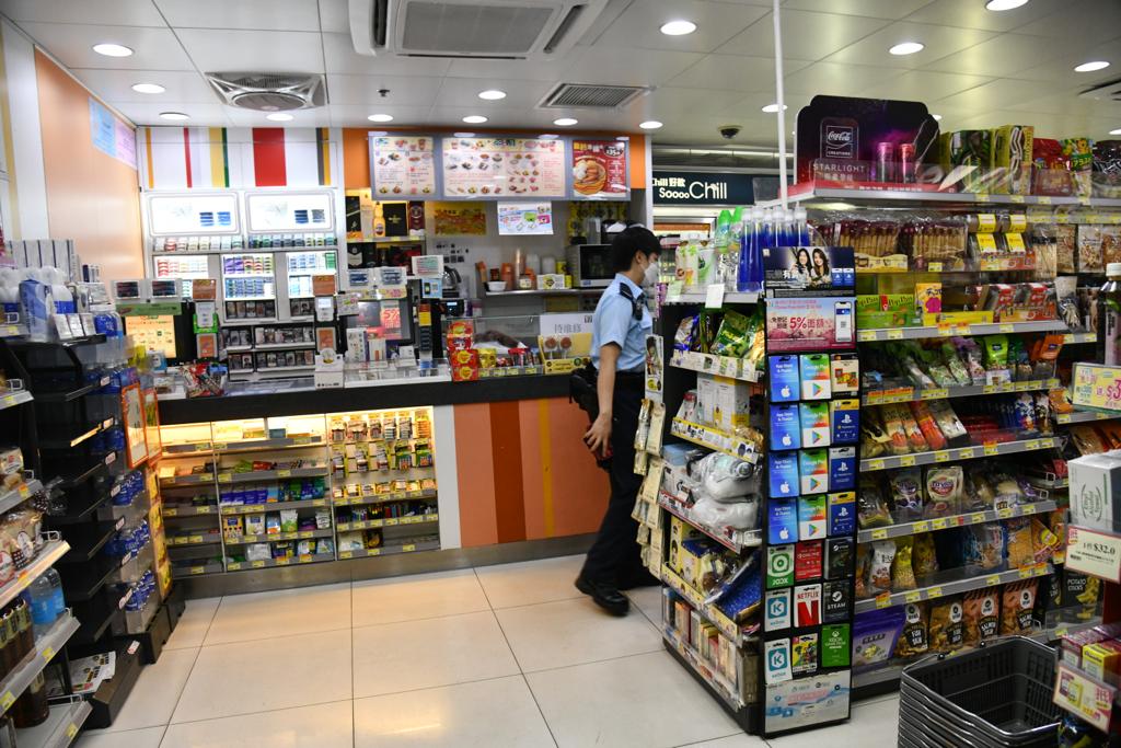 警方在便利店內調查。