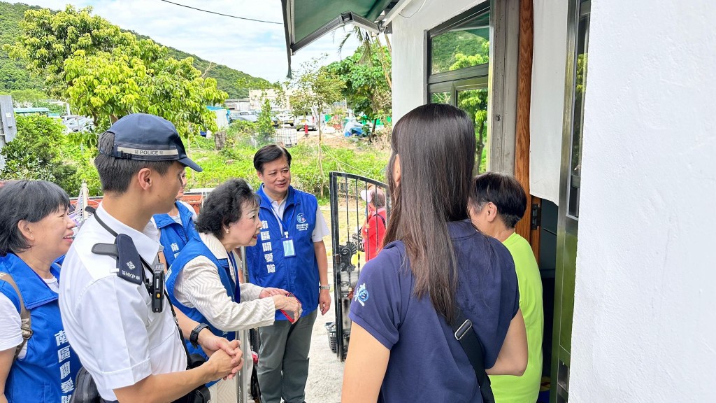 前線警務人員今日與政府各部門走訪低窪地區及村落,進行防風宣傳,協助有需要人士做好防風措施。香港警察fb圖片 前線警務人員今日與政府各部門走訪低窪地區及村落,進行防風宣傳,協助有需要人士做好防風措施。香港警察fb圖片