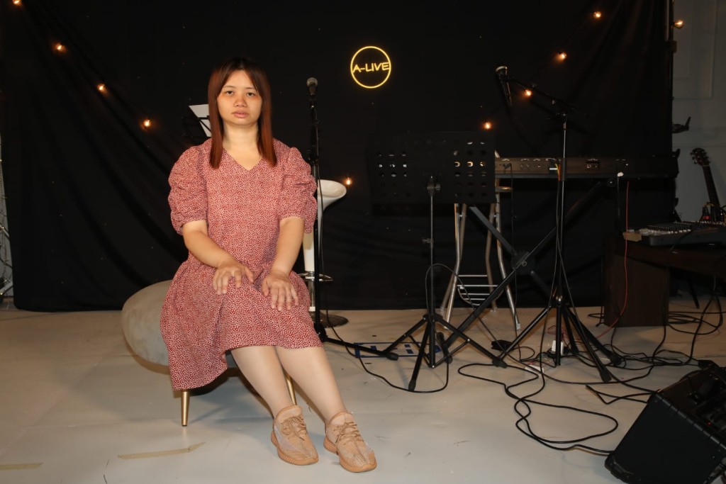 阿儀謂昨日出街更有途人索合照,故有信心在娛樂圈成功發展,以及做「亞視一姐」。